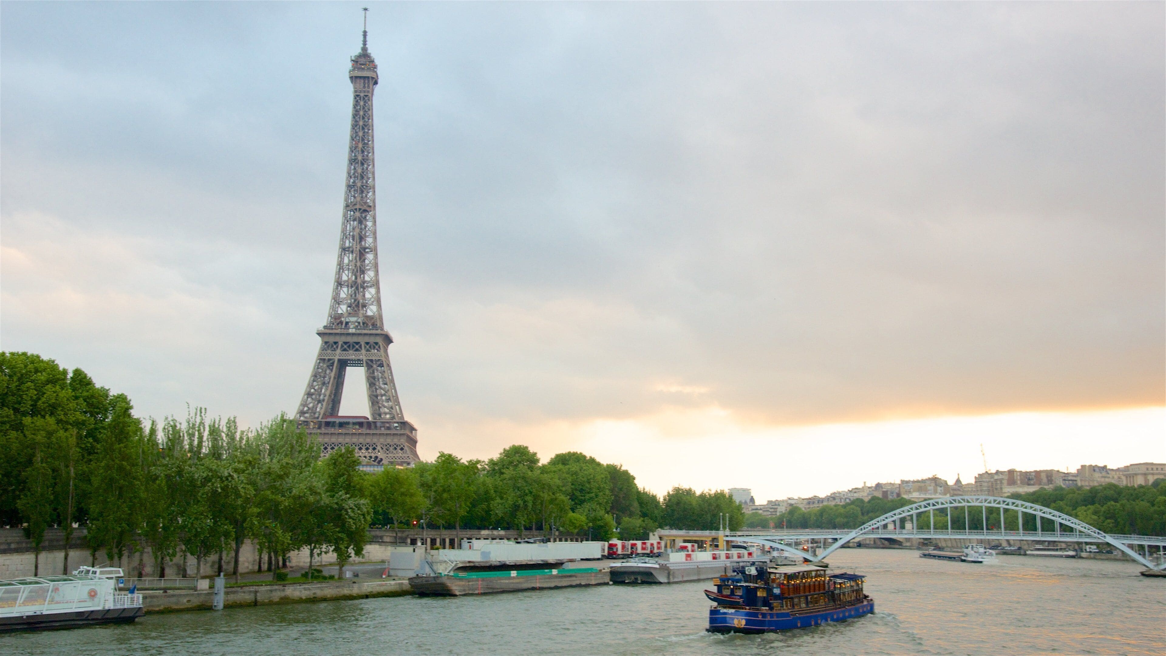 VIII Distrito ofreciendo un río o arroyo y arquitectura patrimonial