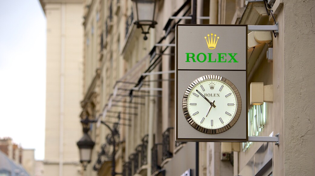 8th Arrondissement showing signage