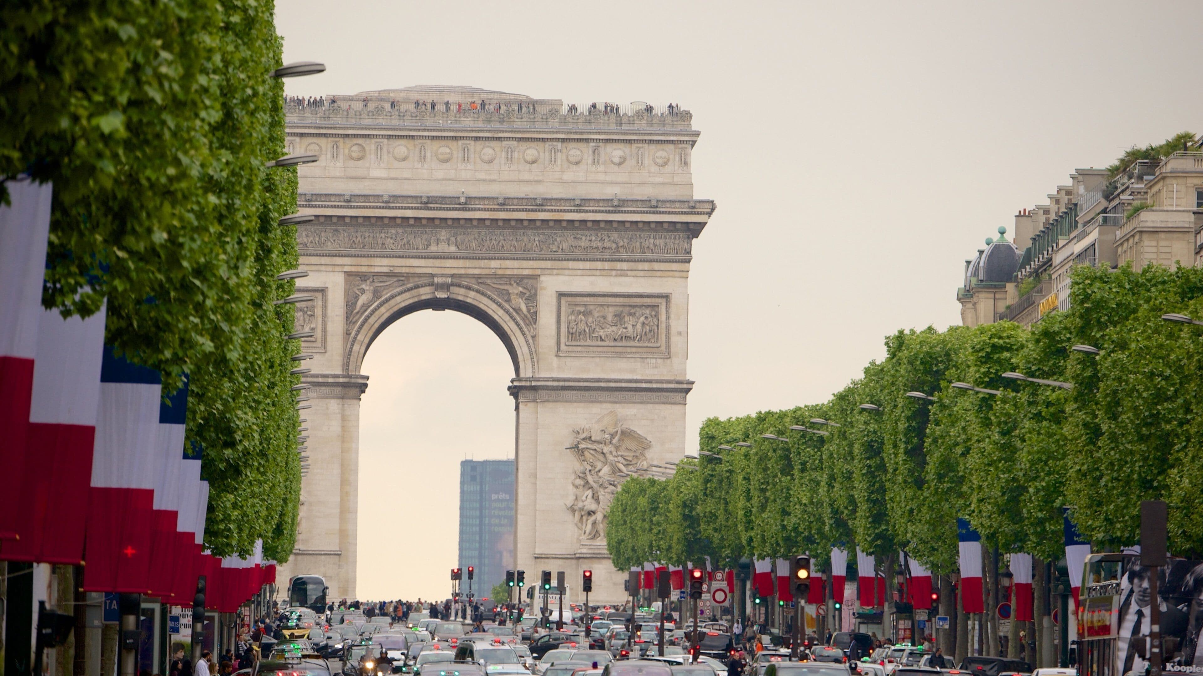 8th Arrondissement featuring street scenes and a monument