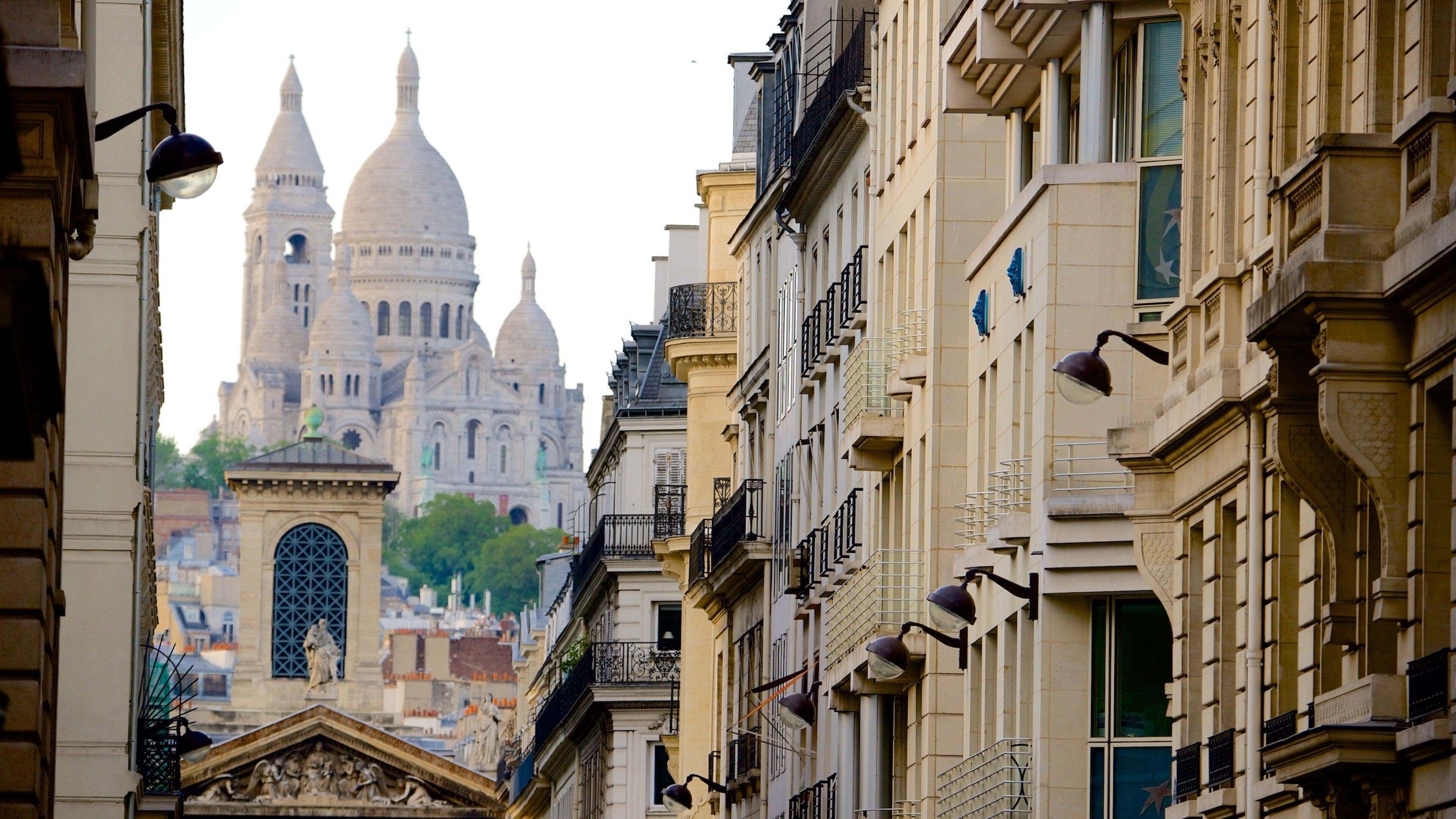 9th Arrondissement featuring a city and heritage elements