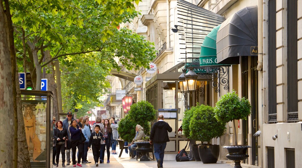 9. arrondissement fasiliteter samt gatescener i tillegg til en liten gruppe med mennesker