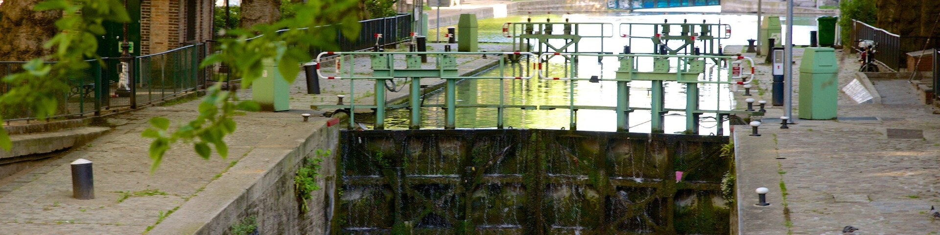 10º Arrondissement mostrando uma ponte e um rio ou córrego