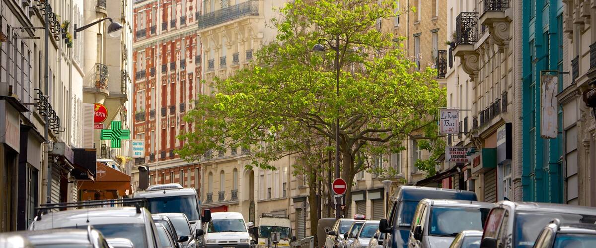 10th Arrondissement showing a city and street scenes
