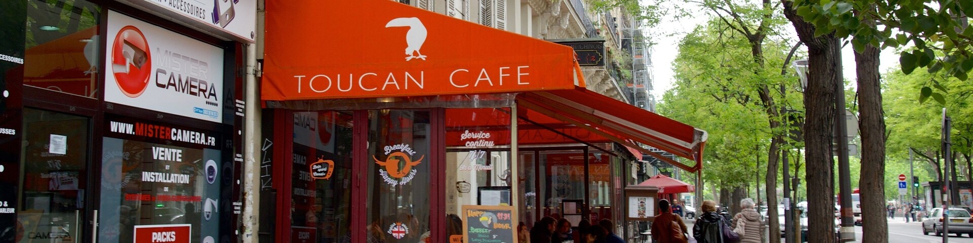 11th Arrondissement showing café scenes