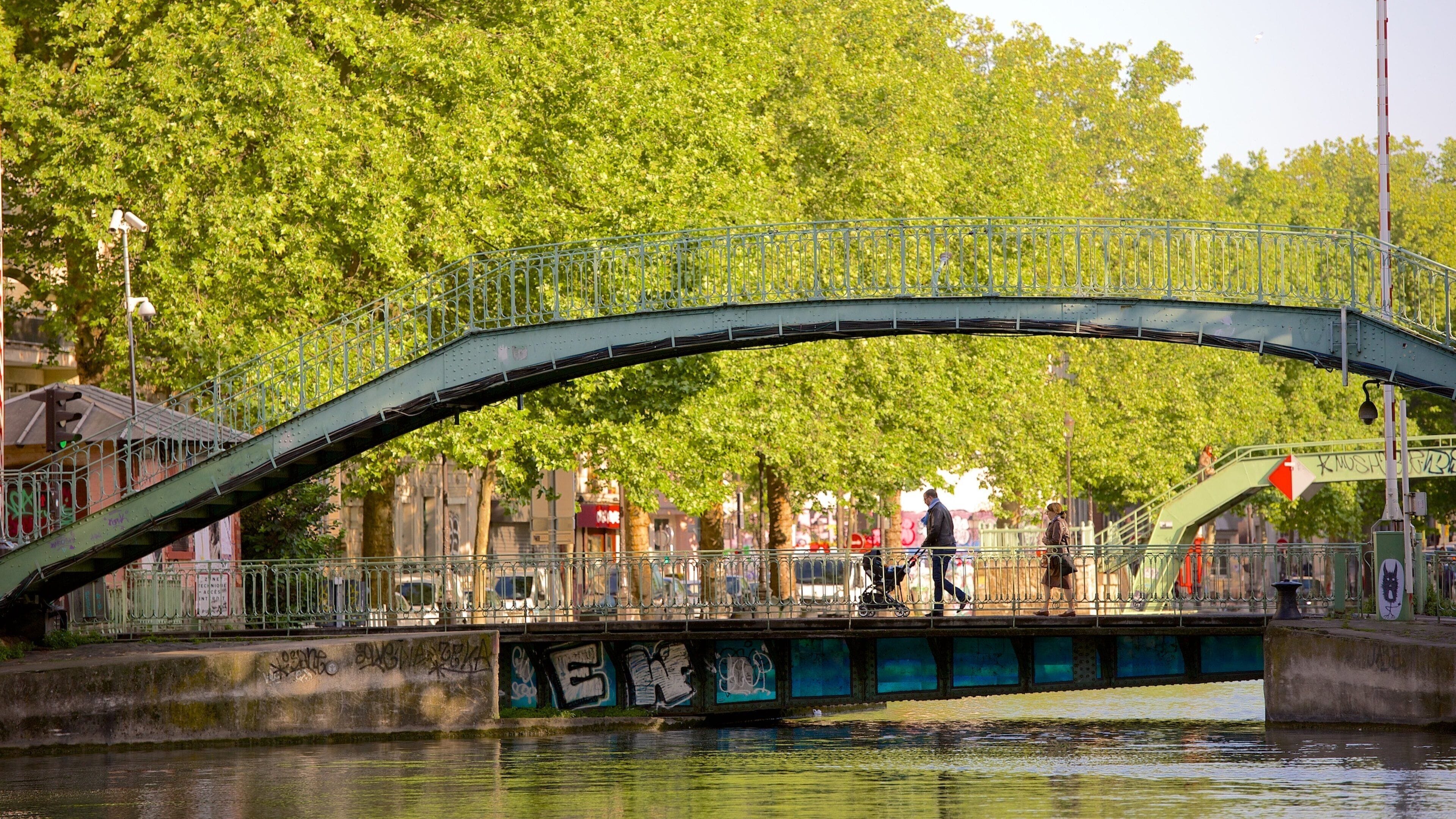 11. Arrondissement som omfatter en flod eller et vandløb og en bro