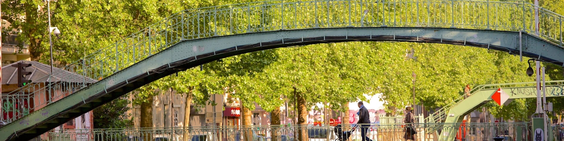 11º Arrondissement mostrando um rio ou córrego e uma ponte