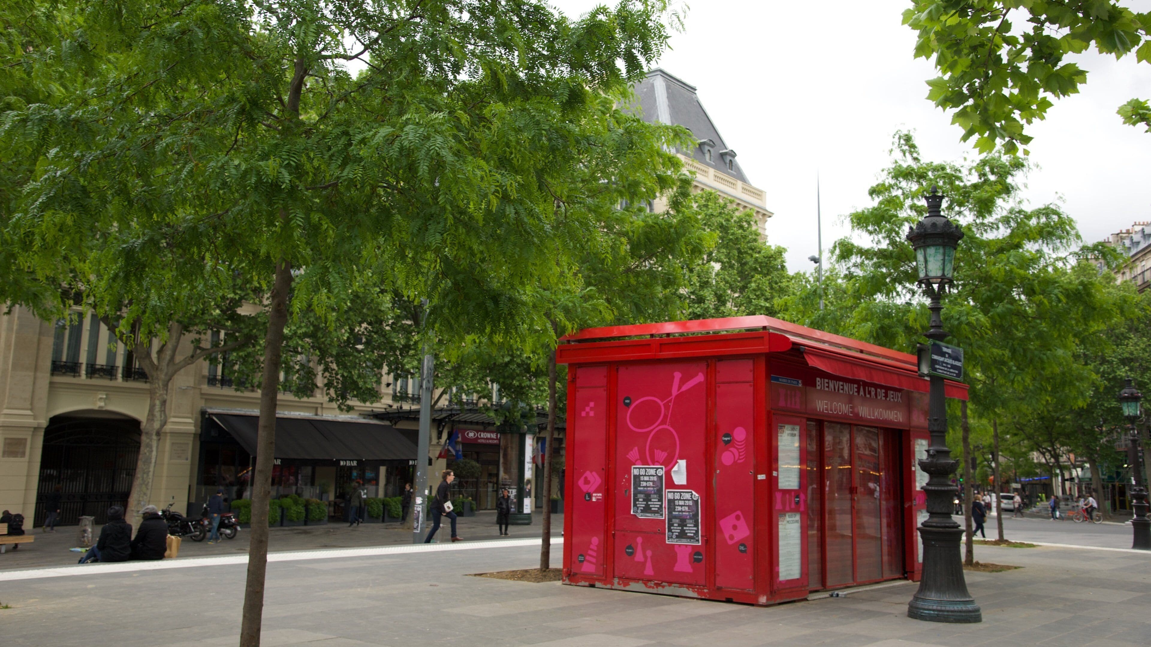 11th Arrondissement showing street scenes