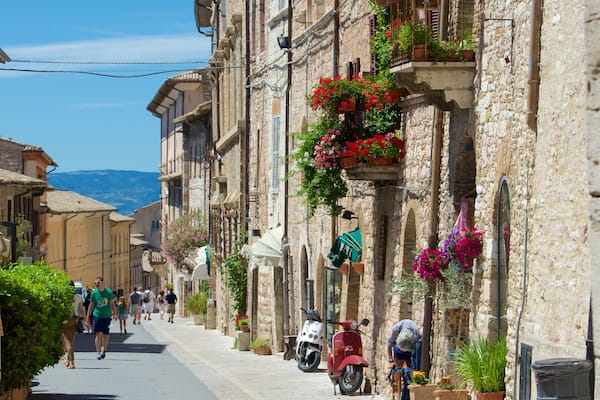 Via San Francesco montrant scĂšnes de rue, ville cĂŽtiĂšre et fleurs