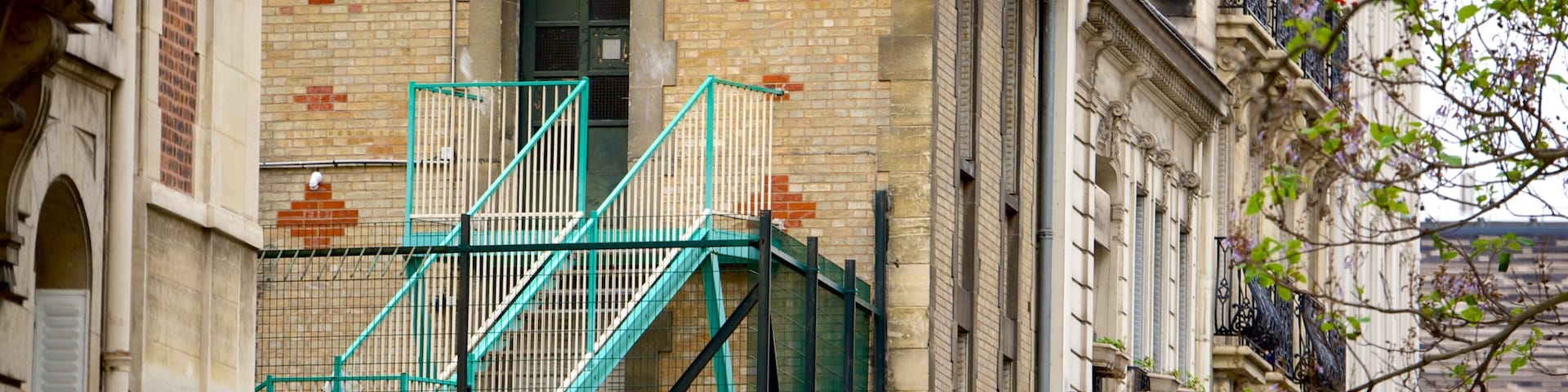 15th Arrondissement featuring heritage elements