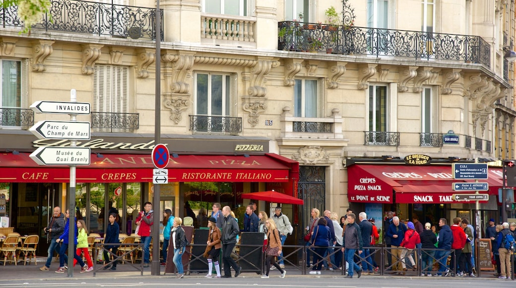 15º Arrondissement mostrando estilo de vida de cafeteria assim como um grande grupo de pessoas