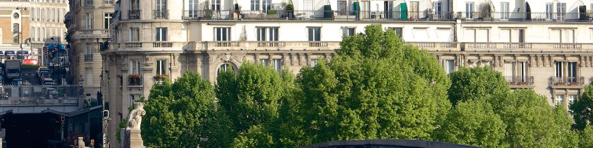15th Arrondissement featuring a city and heritage elements