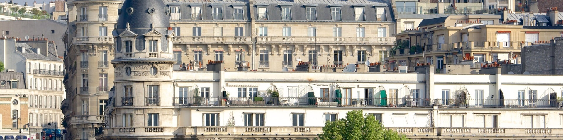 15th Arrondissement featuring a city and heritage elements