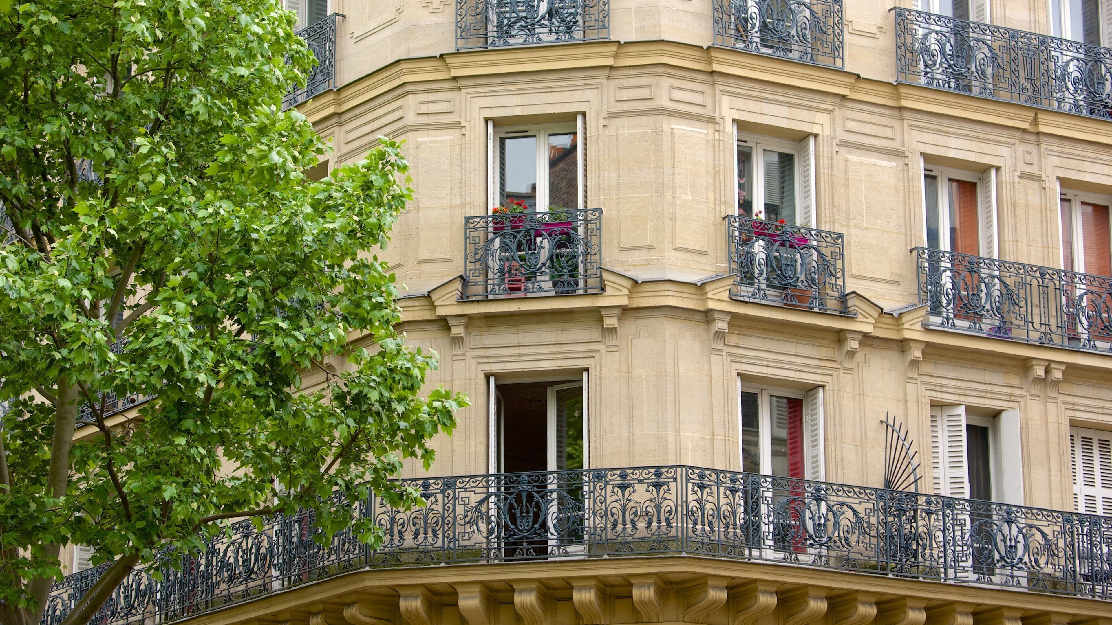 17th Arrondissement showing a city and heritage elements