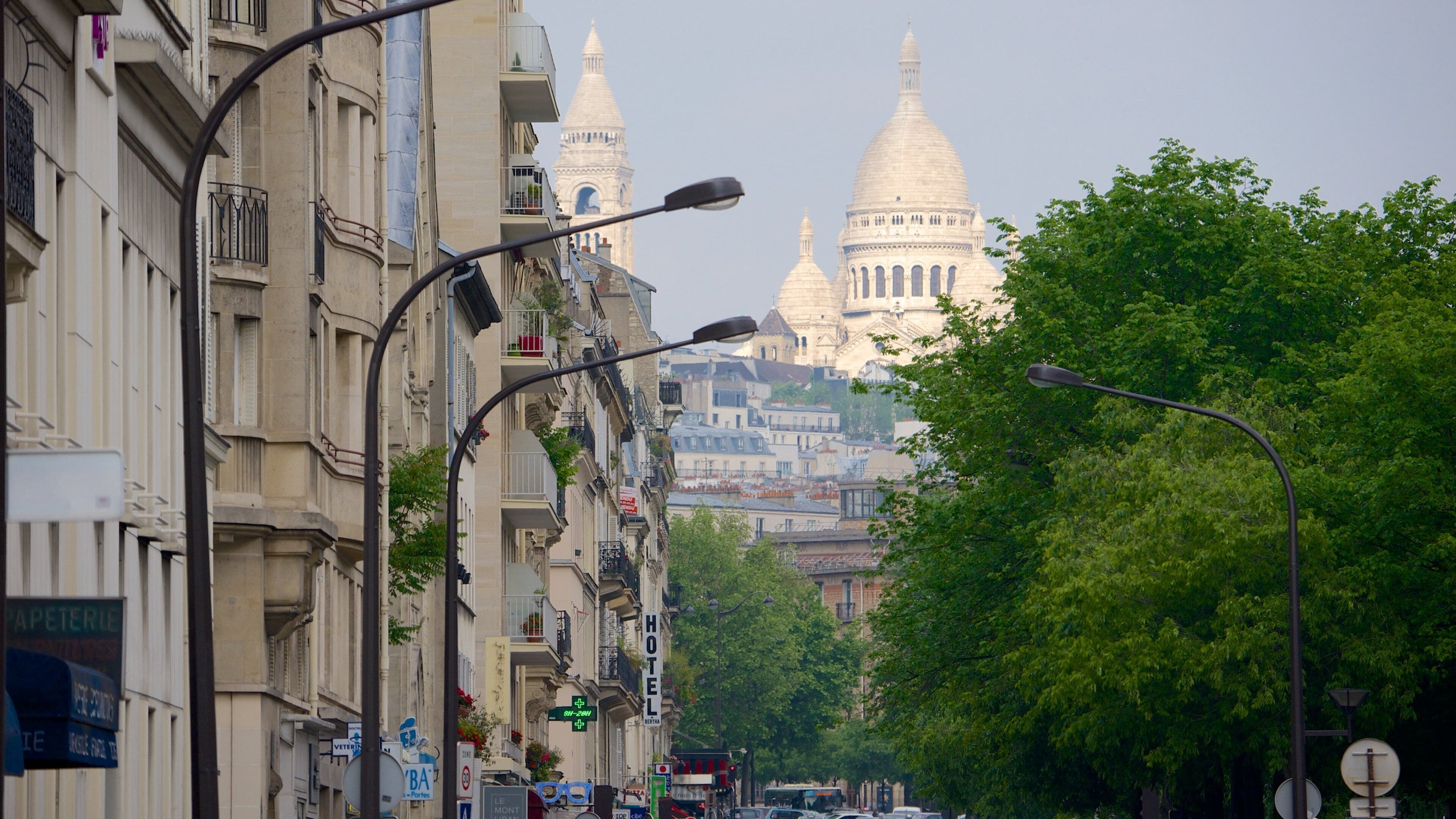 17. Arrondissement og byder på kulturarvsgenstande og en by