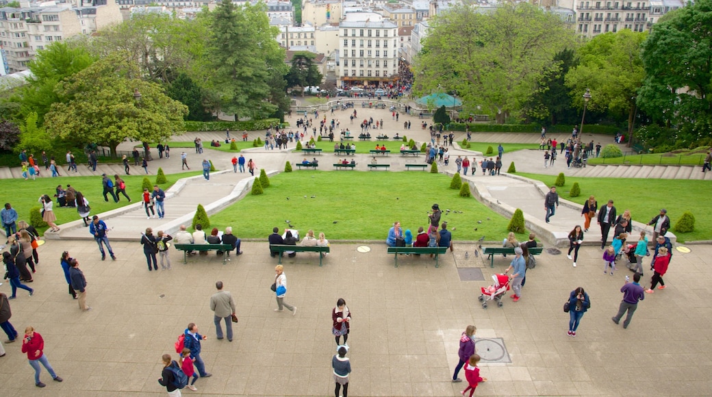 เขตที่ 18 เนื้อเรื่องที่ จัตุรัสหรือพลาซ่า, สวน และ เมือง