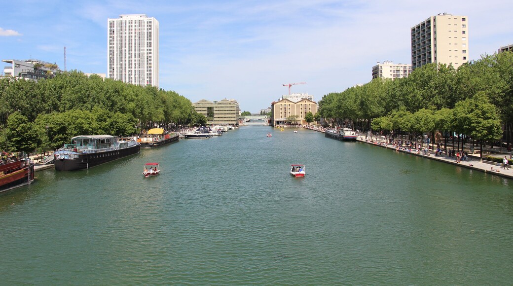 (La Villette) Passerelle du Bassin de La Villette Artificial pond built in 1808, view on the former "Magasins Généraux".