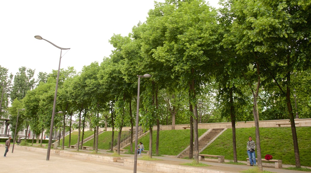 19th Arrondissement featuring a park