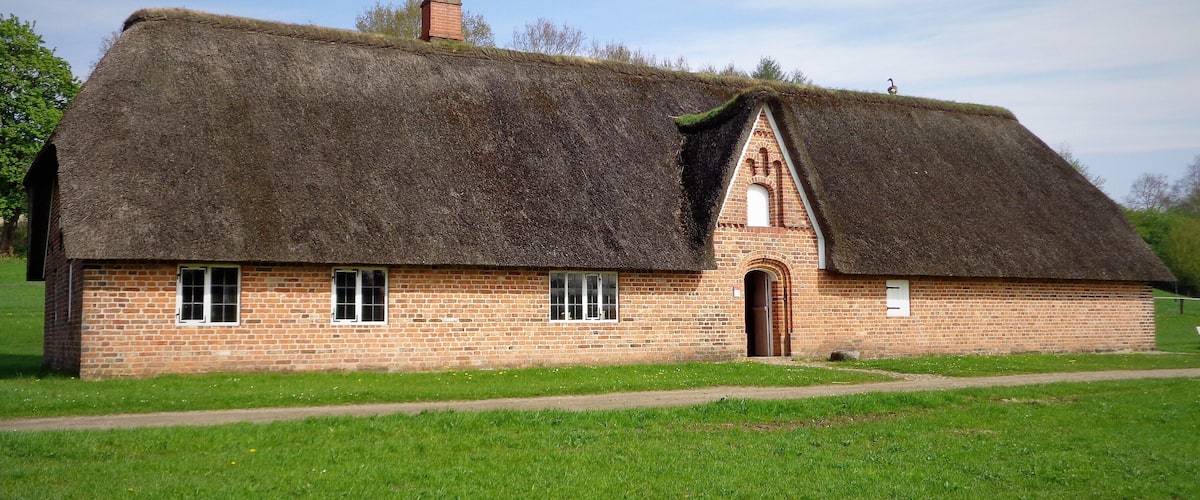 Das Haus aus Klockries im Schleswig-Holsteinischen Freilichtmuseum Molfsee. Auf dem Dach weidet eine Kanadagans den Grasbewuchs ab. Siehe auch Detailaufnahme.