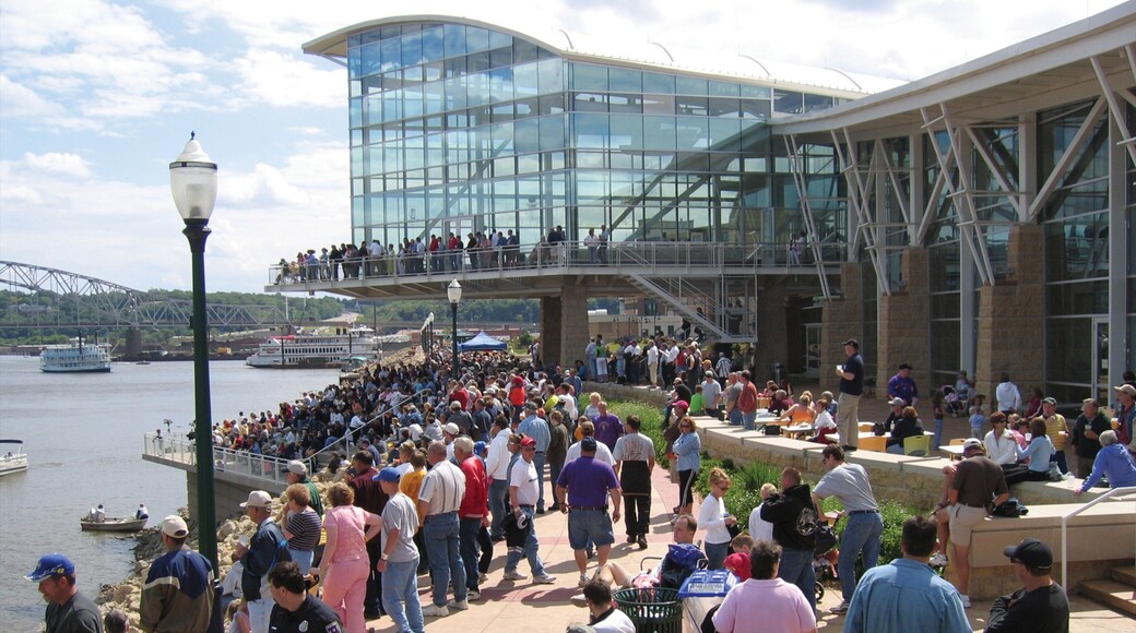 Centro di Dubuque caratteristiche di fiume o ruscello e architettura moderna cosi come un grande gruppo di persone