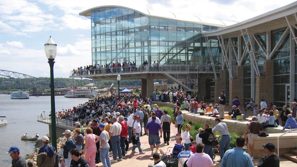 Centrum inclusief moderne architectuur en een rivier of beek en ook een grote groep mensen