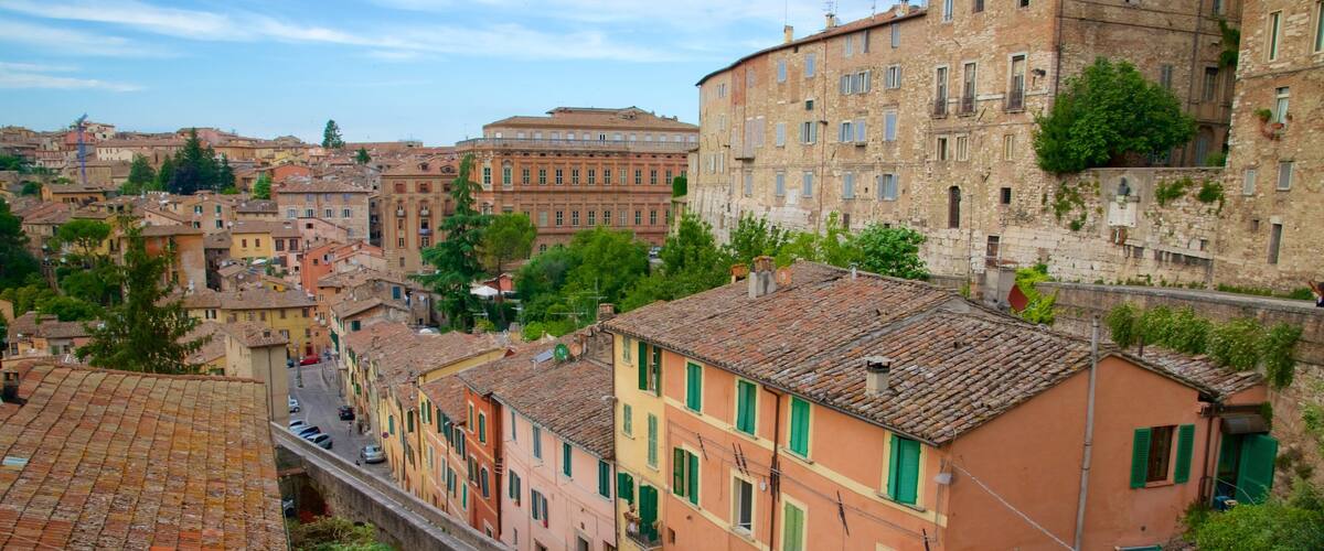 Acueducto romano mostrando un pueblo