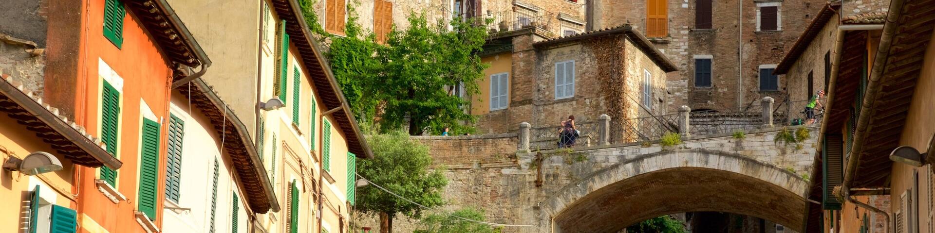 Römisches AquĂ€dukt das einen Kleinstadt oder Dorf und StraĂenszenen