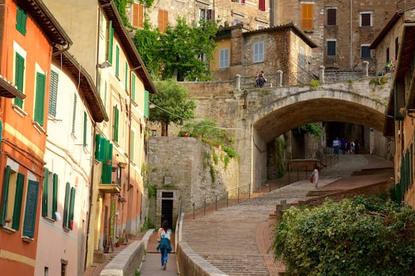 Roman Aqueduct which includes street scenes and a small town or village