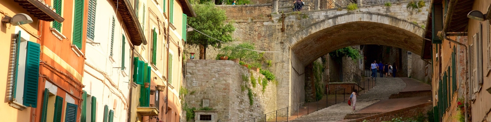 Aqueduto Romano mostrando cenas de rua e uma cidade pequena ou vila
