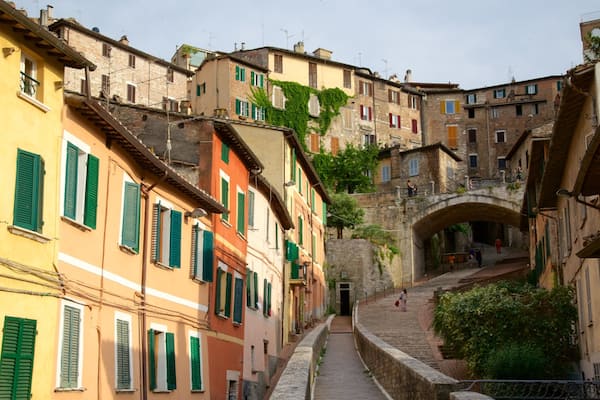 Roman Aqueduct which includes street scenes and a small town or village