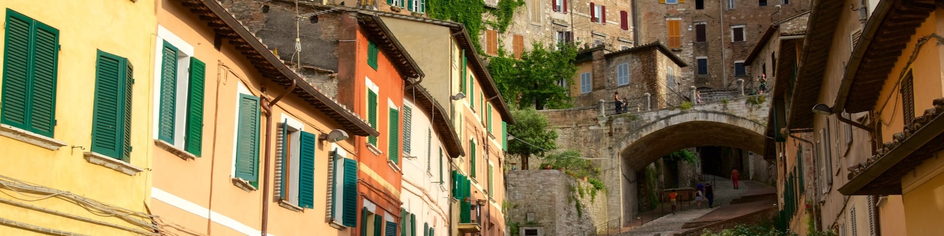 Römisches Aquädukt welches beinhaltet Straßenszenen und Kleinstadt oder Dorf