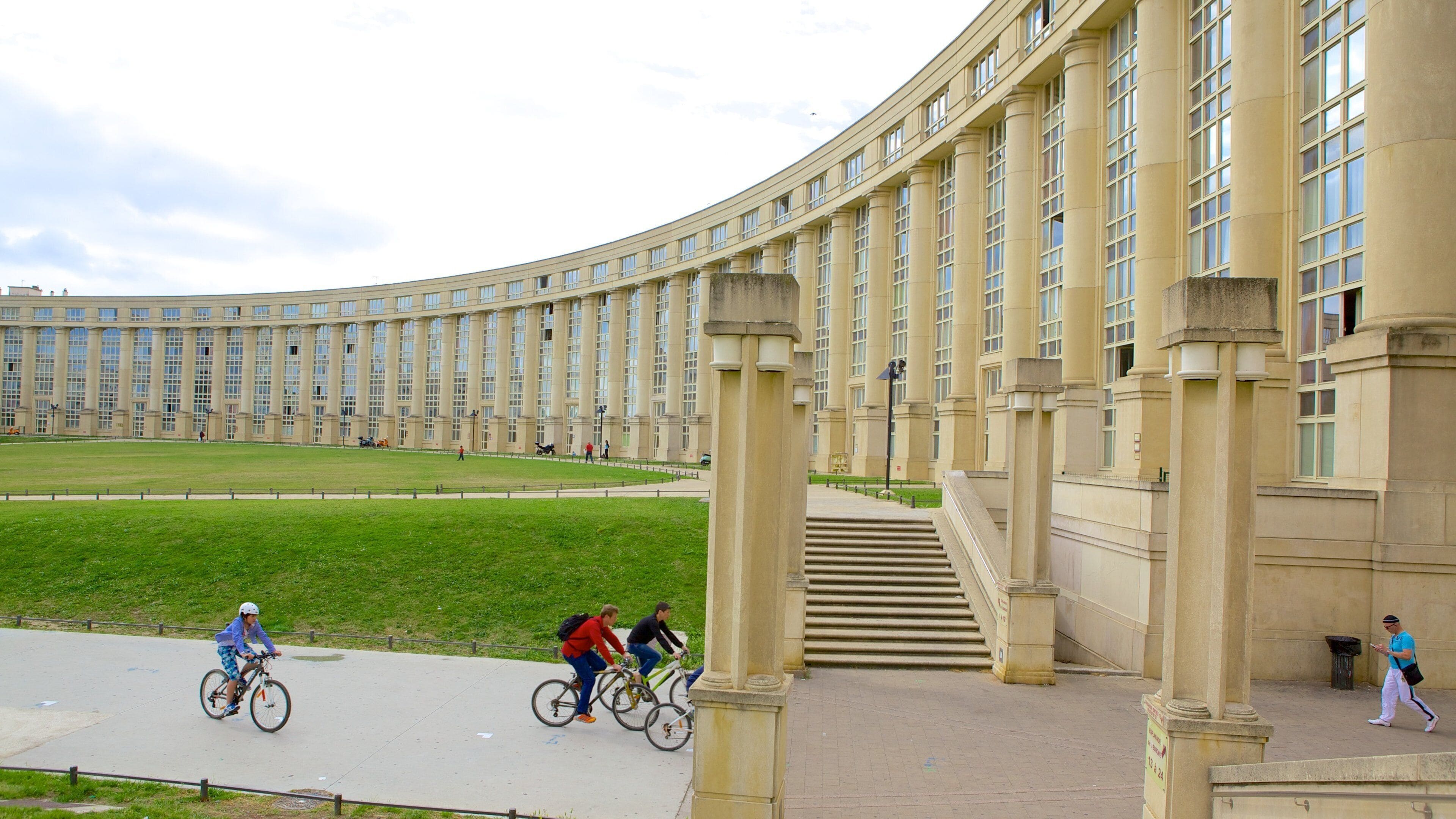 Esplanade de l\'Europe featuring cycling and modern architecture