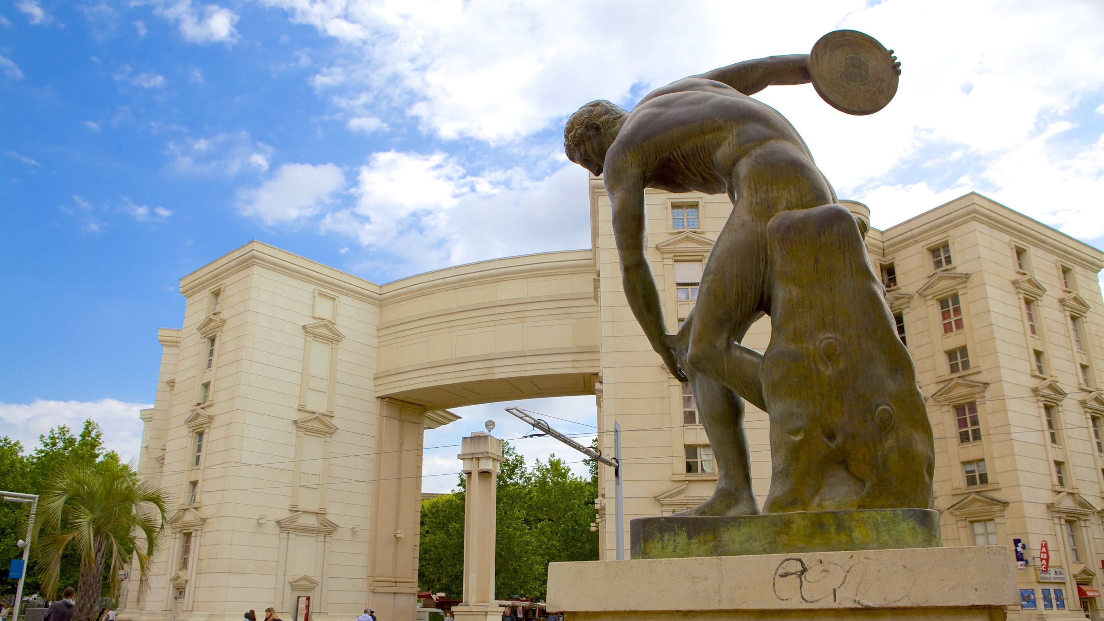 Esplanade de l\'Europe ofreciendo una estatua o escultura