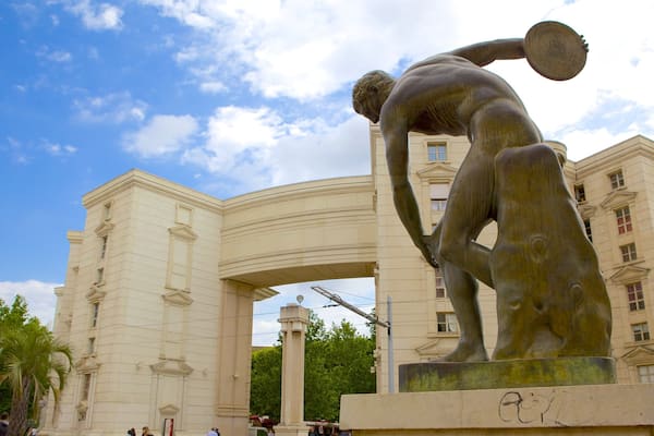 Esplanade de l\'Europe som inkluderar en staty eller skulptur