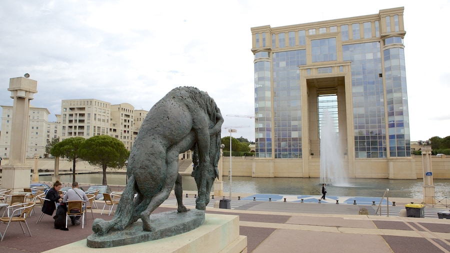 Esplanade de l\'Europe som viser gadeliv og en statue eller en skulptur