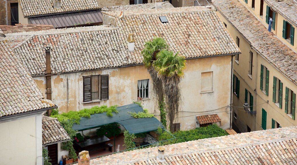 Torre del Moro mostrando arquitectura patrimonial y una pequeña ciudad o aldea