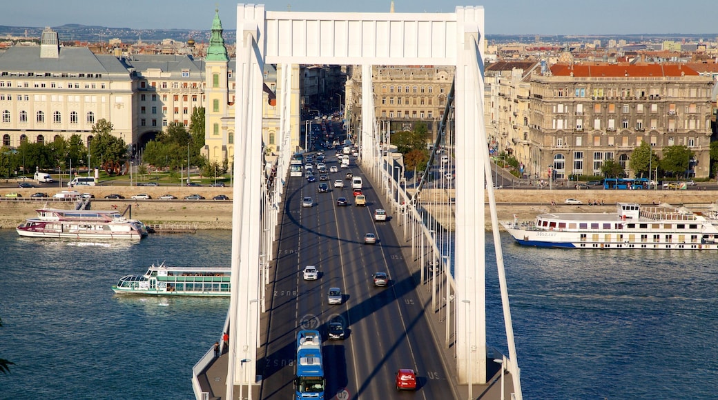 Elisabethbroen fasiliteter samt by, gatescener og hengebro eller gangvei mellom trær