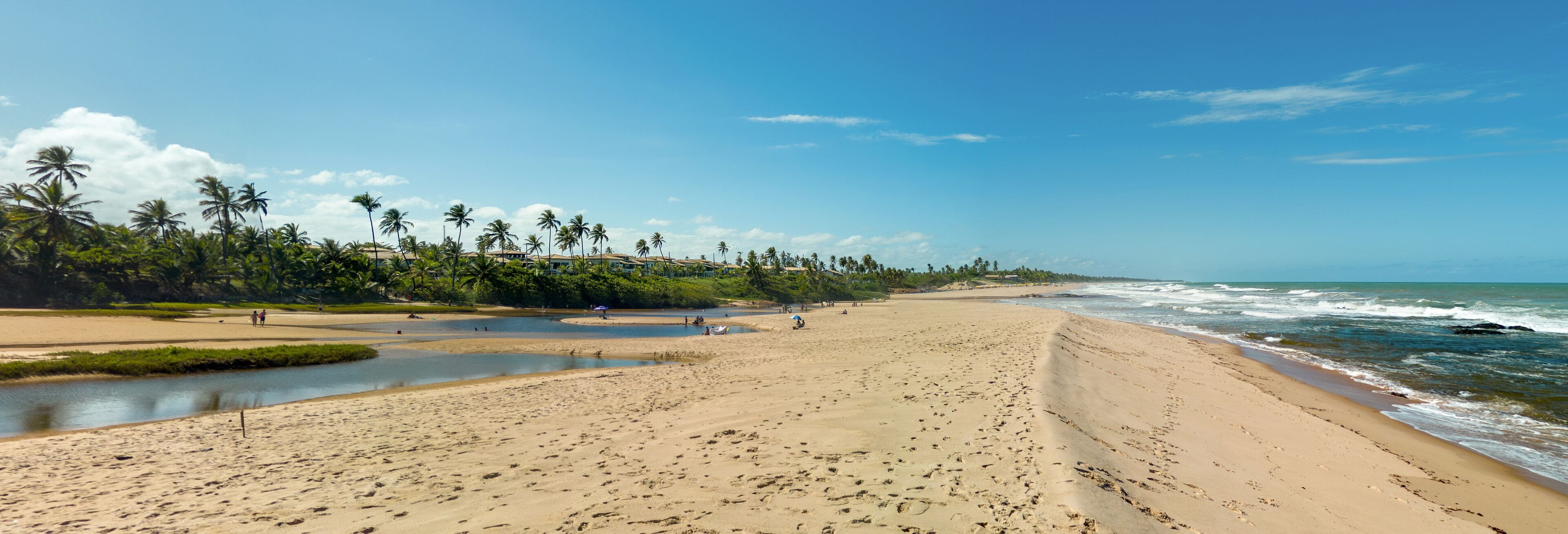 Imagem aérea da Praia de Imbassaí, Zona Turística da Costa dos Coqueiros, no município de Mata de São João, Bahia, Brasil
