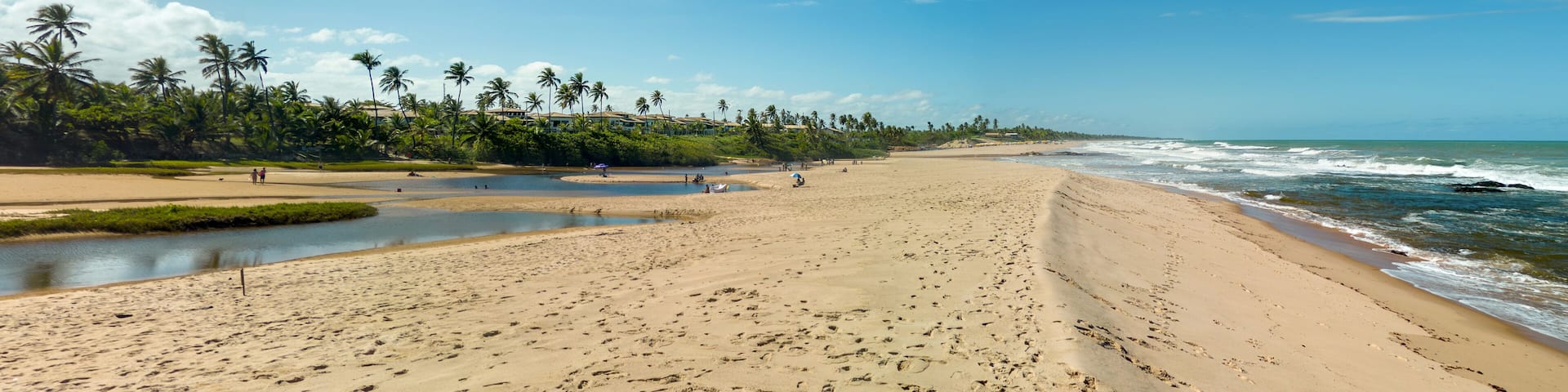 Imagem aérea da Praia de Imbassaí, Zona Turística da Costa dos Coqueiros, no município de Mata de São João, Bahia, Brasil