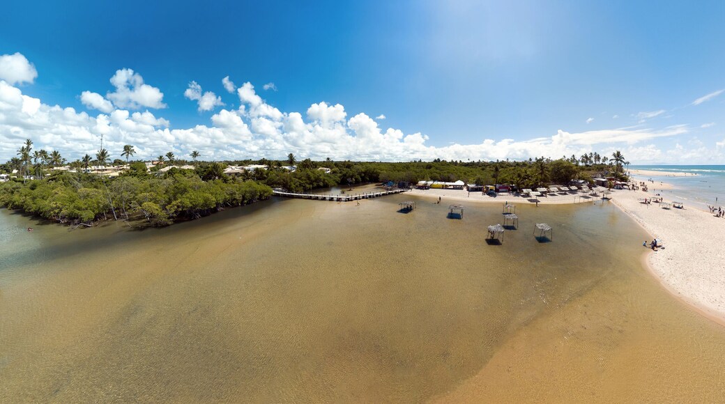 Barra do Jacuípe, praia localizada no litoral do município de Camaçari, na Bahia, Brasil