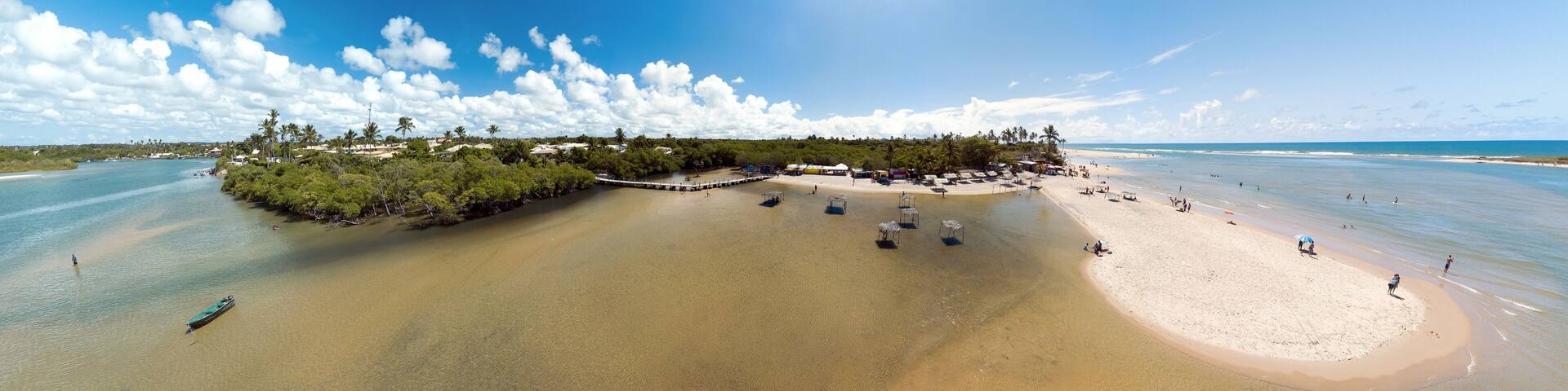 Barra do Jacuípe, praia localizada no litoral do município de Camaçari, na Bahia, Brasil