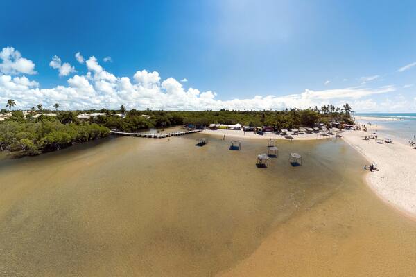 Barra do Jacuípe, praia localizada no litoral do município de Camaçari, na Bahia, Brasil