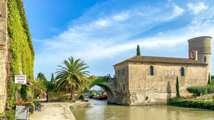 Panorama der Alte Brücke über den Canal du Répudre, Ginestas, Occitanien, Frankreich