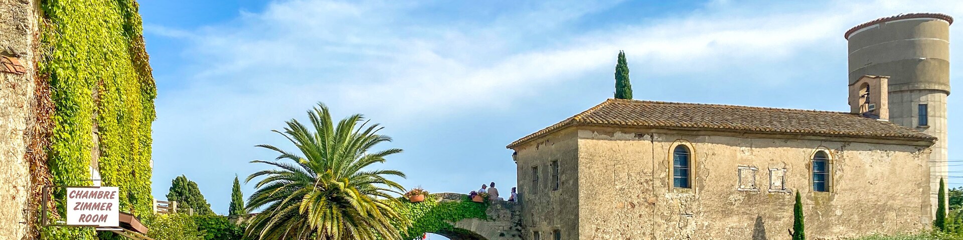 Panorama der Alte Brücke über den Canal du Répudre, Ginestas, Occitanien, Frankreich