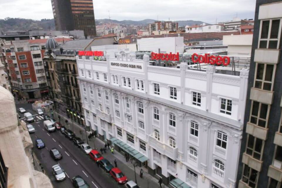 A busy urban street with a prominent white building labeled 'Senac'.