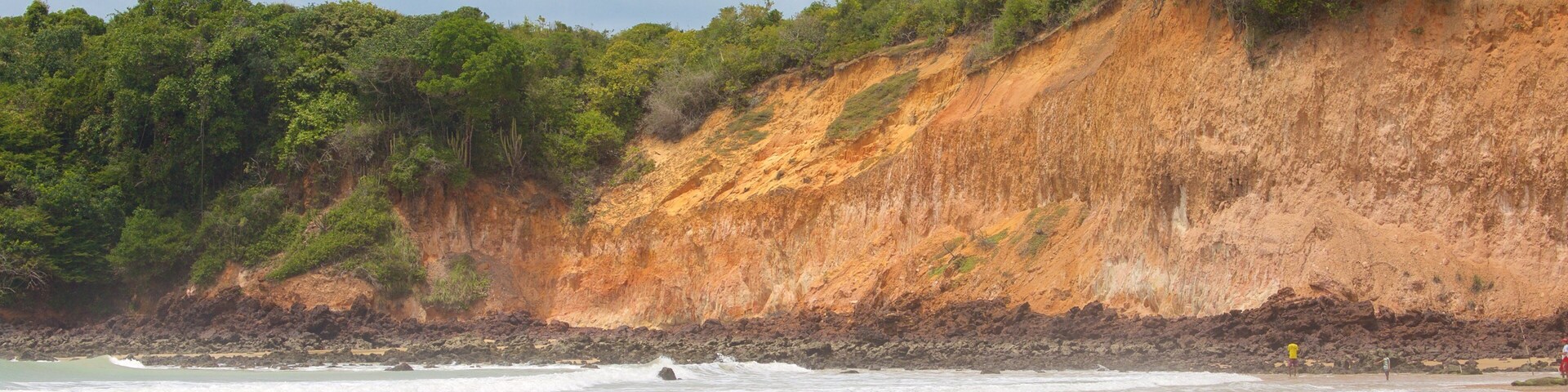 Praia de Cotovel mit einem Strand und allgemeine KĂŒstenansicht