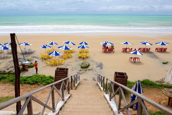 Praia de Cotovel mit einem Strand und allgemeine Küstenansicht