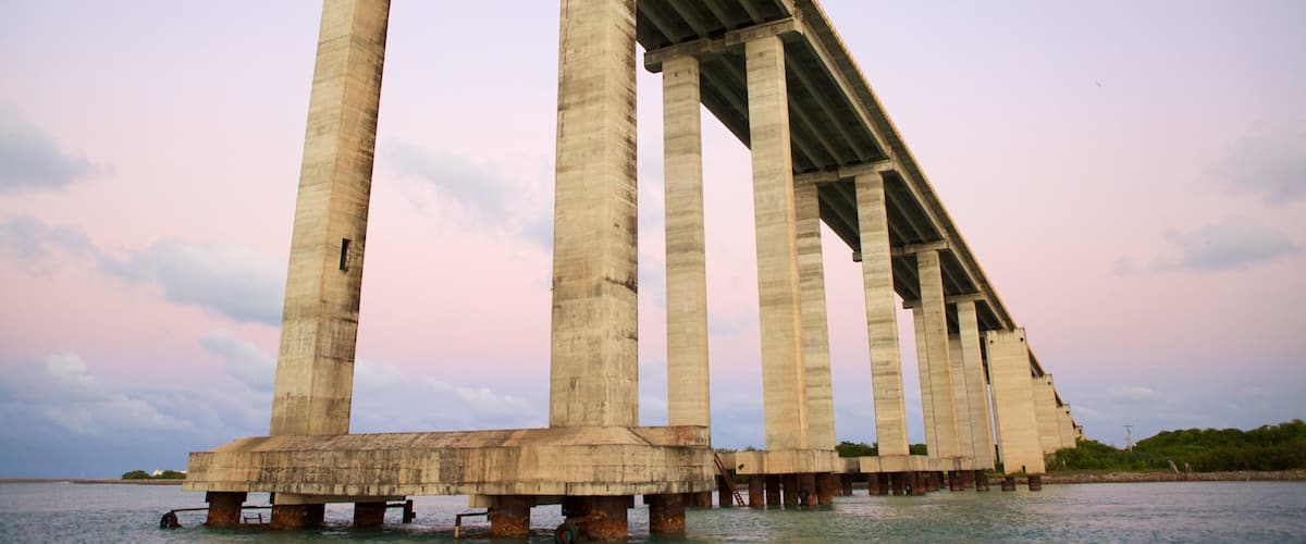 Puente Newton Navarro que incluye vistas de una costa, una bahía o un puerto y un puente