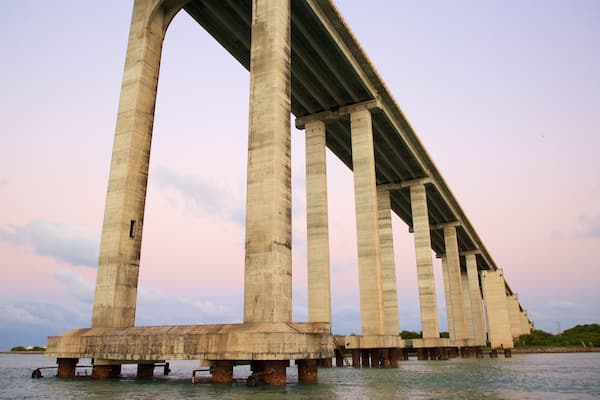 Newton-Navarro-Brücke mit einem Brücke, Bucht oder Hafen und allgemeine Küstenansicht
