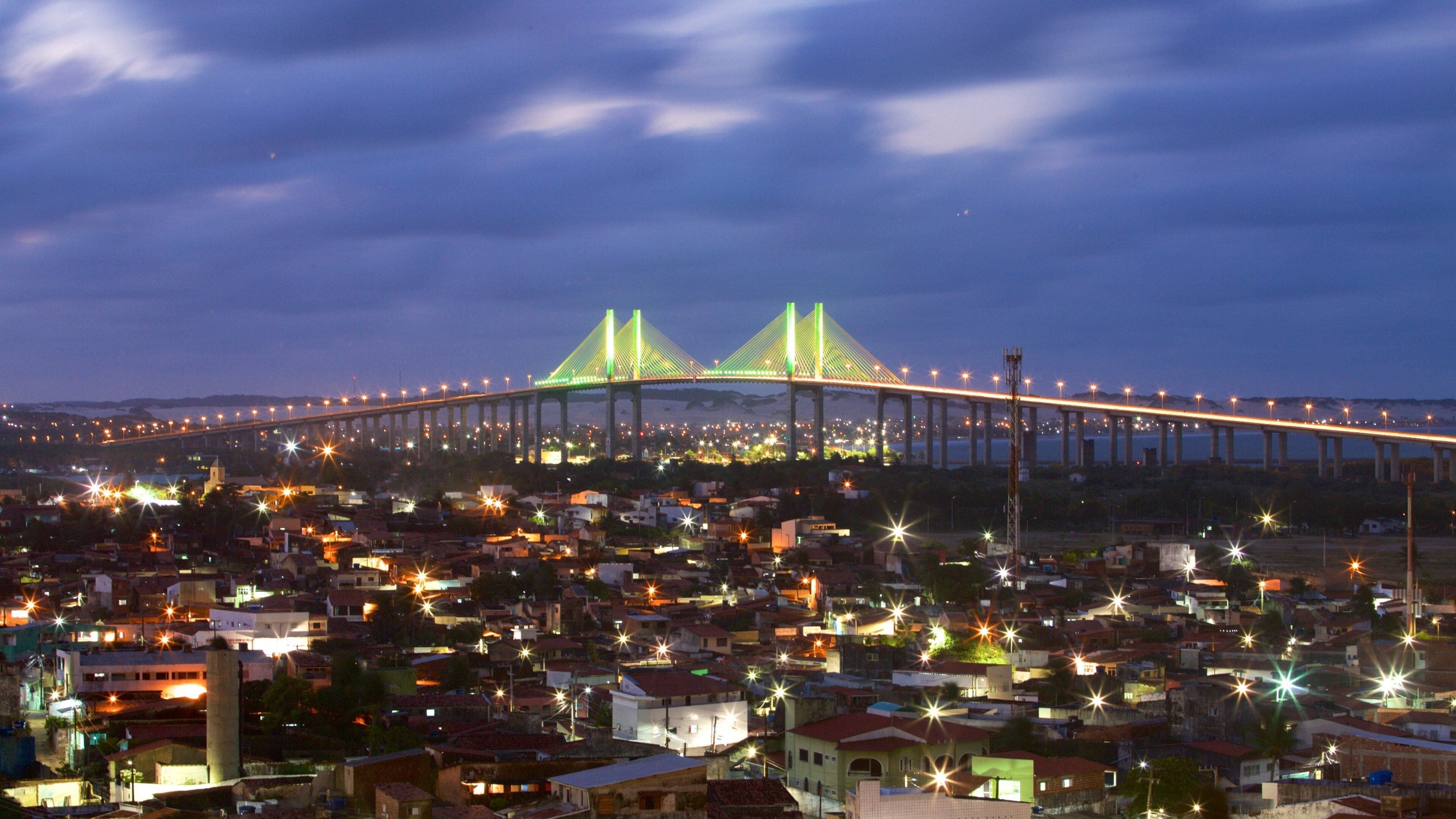 Puente Newton Navarro que incluye escenas nocturnas y un puente