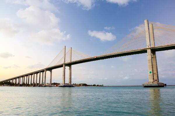 Pont de Newton Navarro montrant baie ou port, vues littorales et pont
